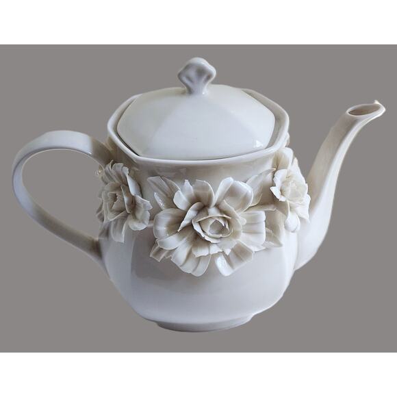 TEAPOT-I. Godinger & Co.-Cream Color-Porcelain-Molded Flowers-Holds 4 cups - Picture 1 of 14